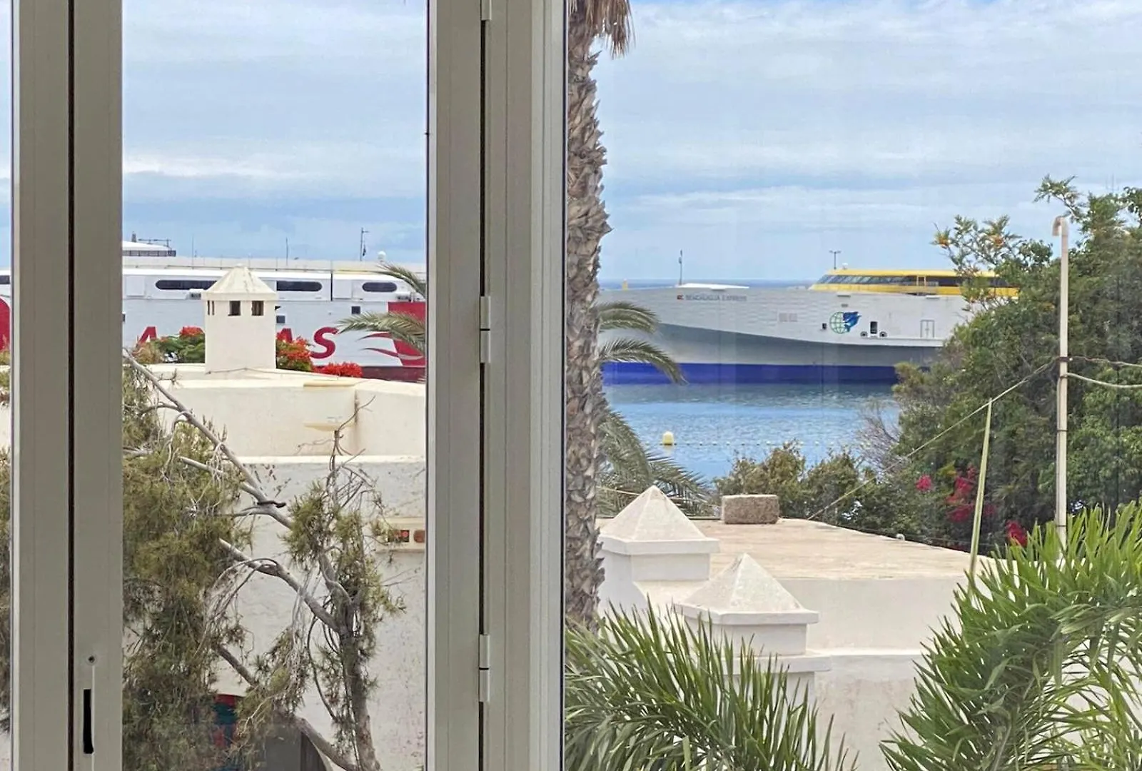 Ferienwohnung Magaly. Right By The Ocean! Beach! Arona  Arona (Tenerife)